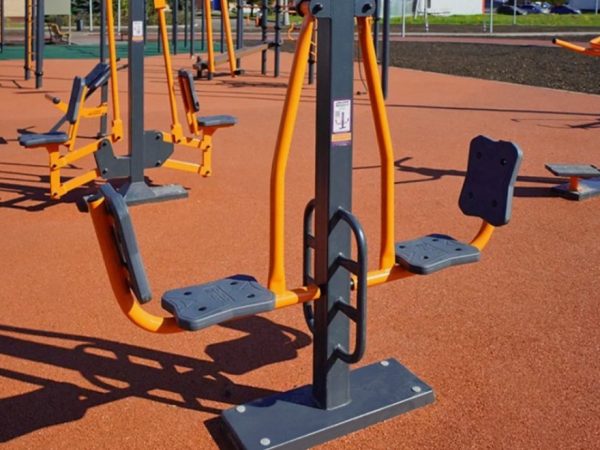 Тренировки на свежем воздухе: преимущества уличных тренажеров для здоровья