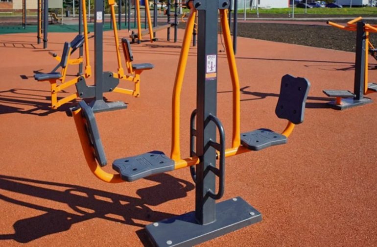Тренировки на свежем воздухе: преимущества уличных тренажеров для здоровья