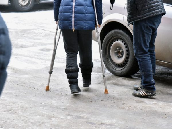 Травма на гололеде и холодные батареи: Андрей Малов рассказал, как заставить коммунальщиков платить