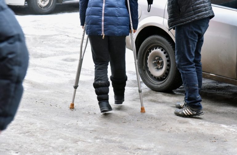 Травма на гололеде и холодные батареи: Андрей Малов рассказал, как заставить коммунальщиков платить